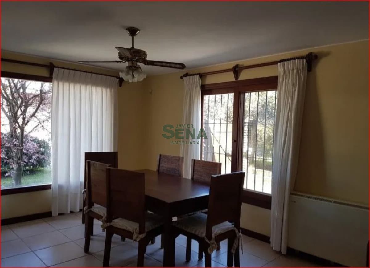 Venta y alquiler de casa en Jardines de Cordoba, 3 dormitorios, 2 baños, piscina, buen parque.