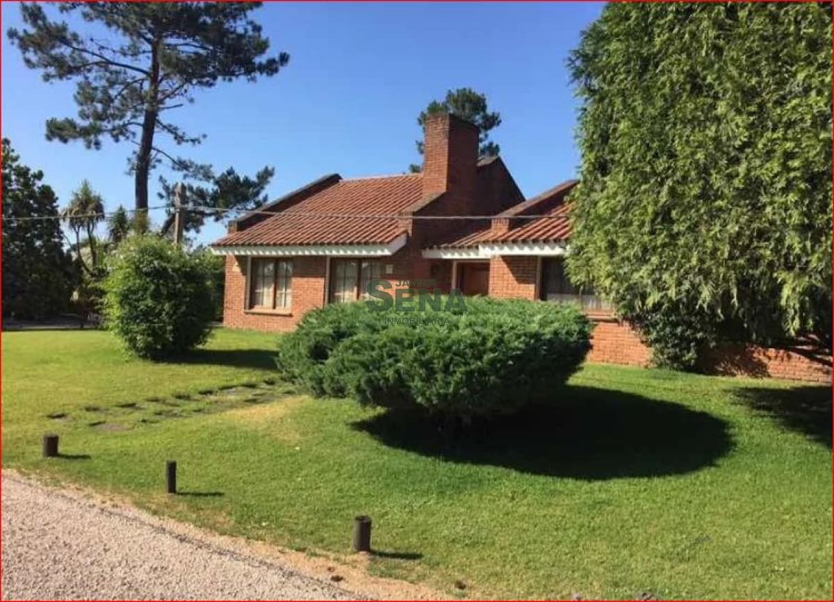 Venta de casa en Jardines de cordoba, 3 dormitorios, 2 baños, buen lugar para vivir todo el año.