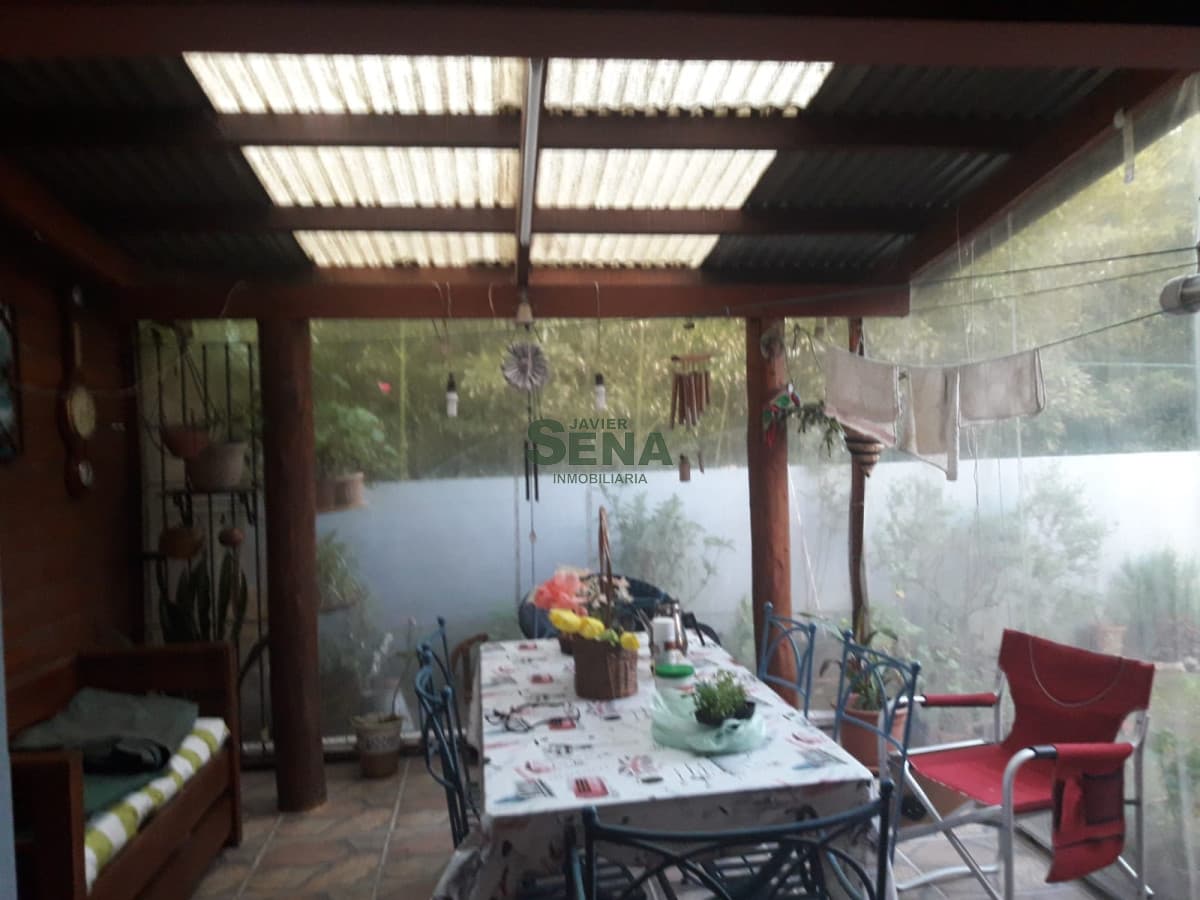 Venta de casa en las Flores, 2 dormitorio, baño, lindo lugar.