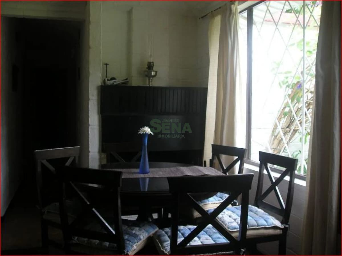 Alquiler de casa en pinares, 4 dormitoriuos, 2 baños, buen lugar y lindo parque.