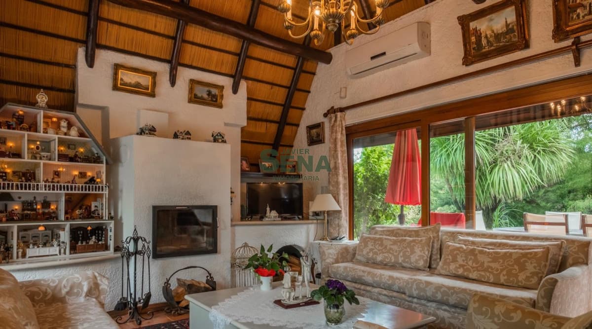 Venta de hermosa casa en Pinares, 3 dormitorios, 2 baños y gran parque.
