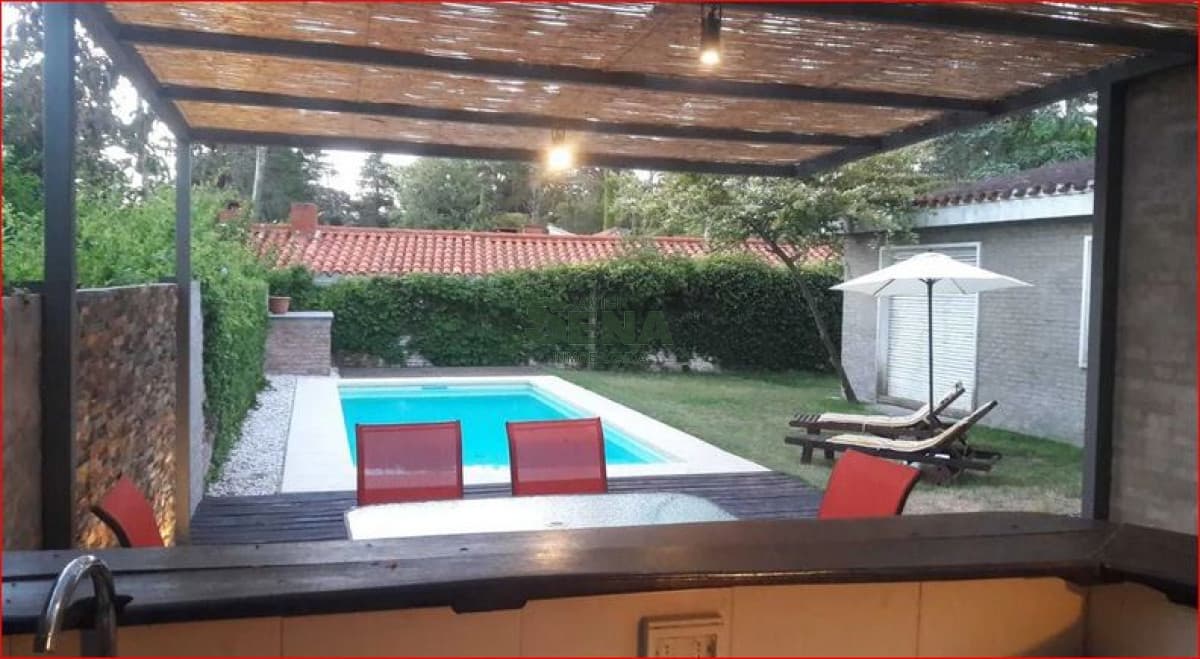 Alquiler de casa en la Mansa, 5 dormitorios, 4 baños, piscina, lindo parque cerca del mar.