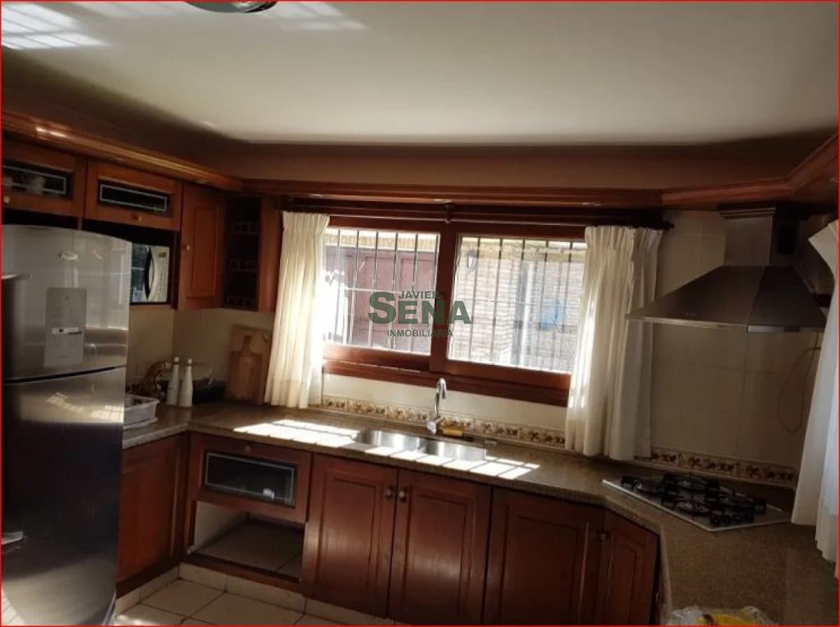 Venta y alquiler de casa en Jardines de Cordoba, 3 dormitorios, 2 baños, piscina, buen parque.