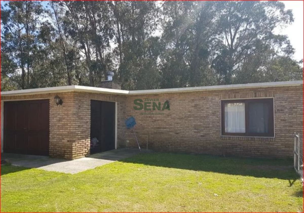 Venta y alquiler de casa en Jardines de Cordoba, 3 dormitorios, 2 baños, piscina, buen parque.
