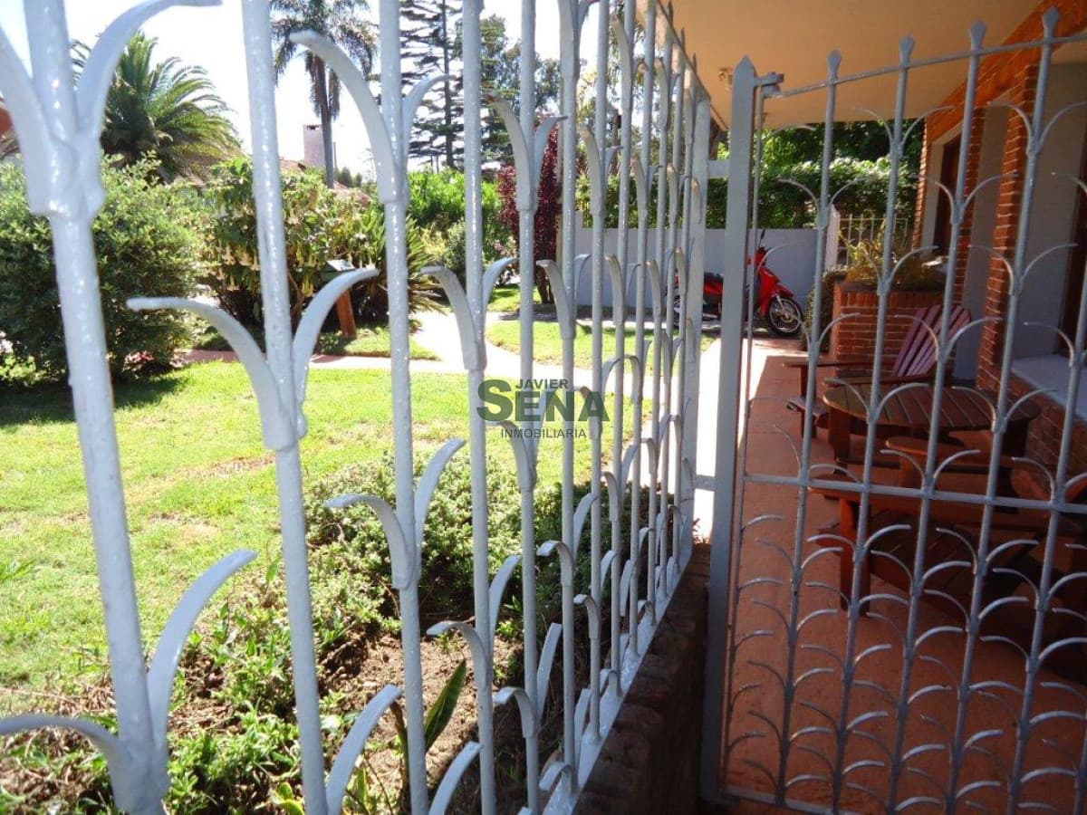 Venta  de casa en la Mansa, 5 dormitorios, 3 baños, pileta, cerca de mar.