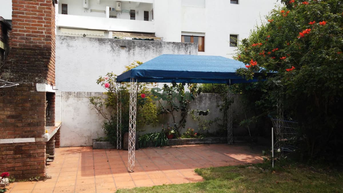 Alquiler casa en la Mansa, 3 dormitorios, 2 baños, muy buen lugar.