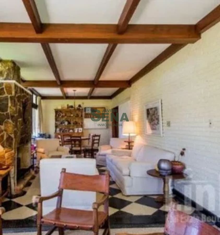 Venta de chalet en Barrio Cordoba, 6 dormitorios, 4 baños, lindo lugar y gran terreno.-