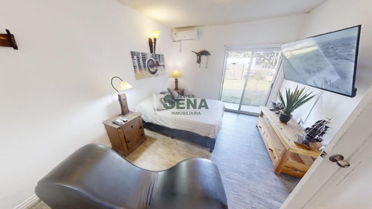Alquiler de casa en Punta ballena area privada, 3 dormitorios, 3 baños, buena edificacion con servicios.