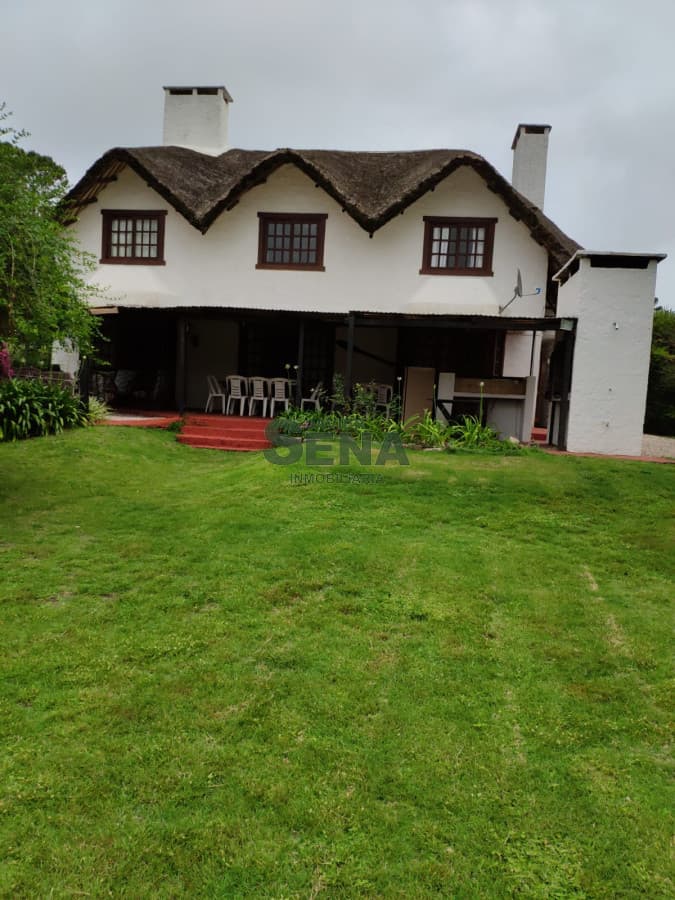 Venta y alquiler de cabaña en Pinares, 5 dormitorio, 3 baños, lindo lugar.
