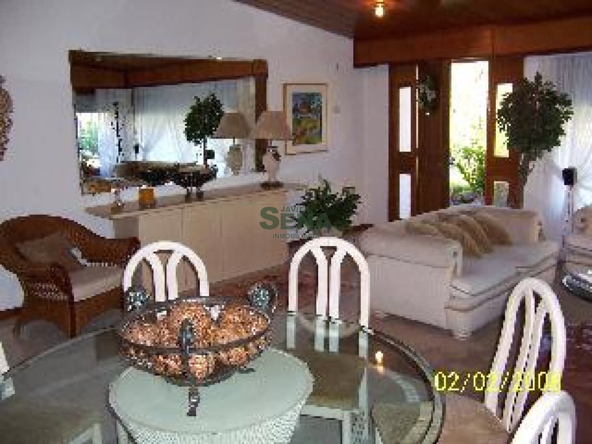 Mansa, 3 dormitorios, 2 baños, lindo chalet.-