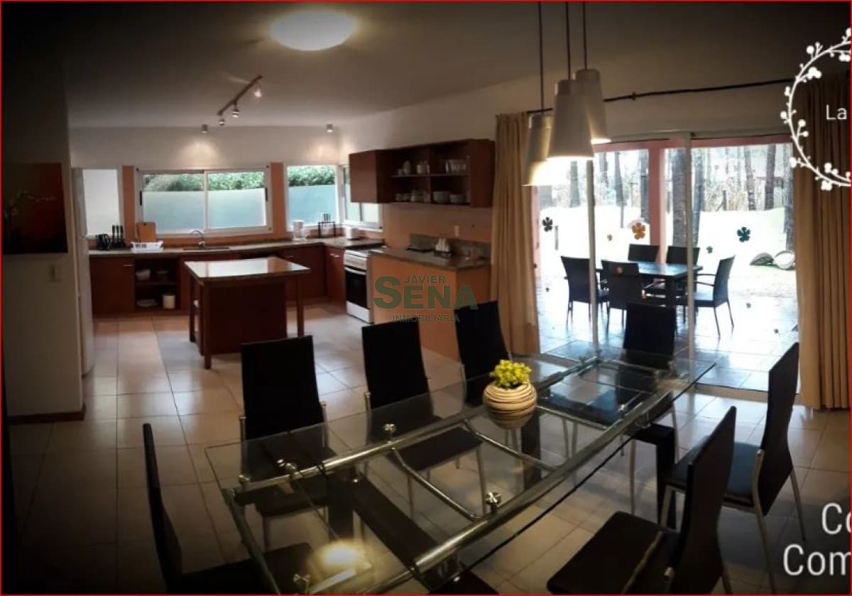 Alquiler de casa en Solanas, 3 dormitorios, 3 baños, piscina, complejo con servicios.