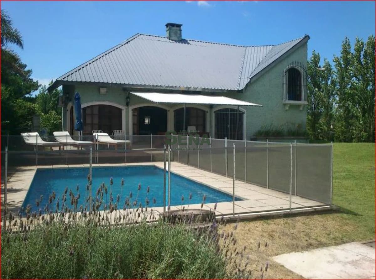 Venta casa en Jardines de Cordoba, 5 dormitorios, 4 baños, buena construccion.
