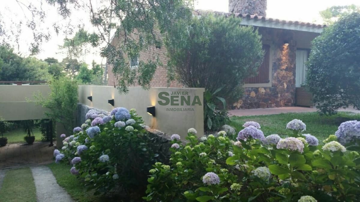 Venta y alquiler en Pinares, a 2 cuadras del Mar, 6 Dormitorios, gran parque.