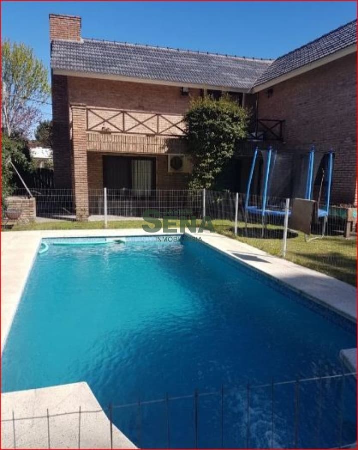Venta y alquiler de casa en Jardines de Cordoba, 3 dormitorios, 2 baños, piscina, buen parque.