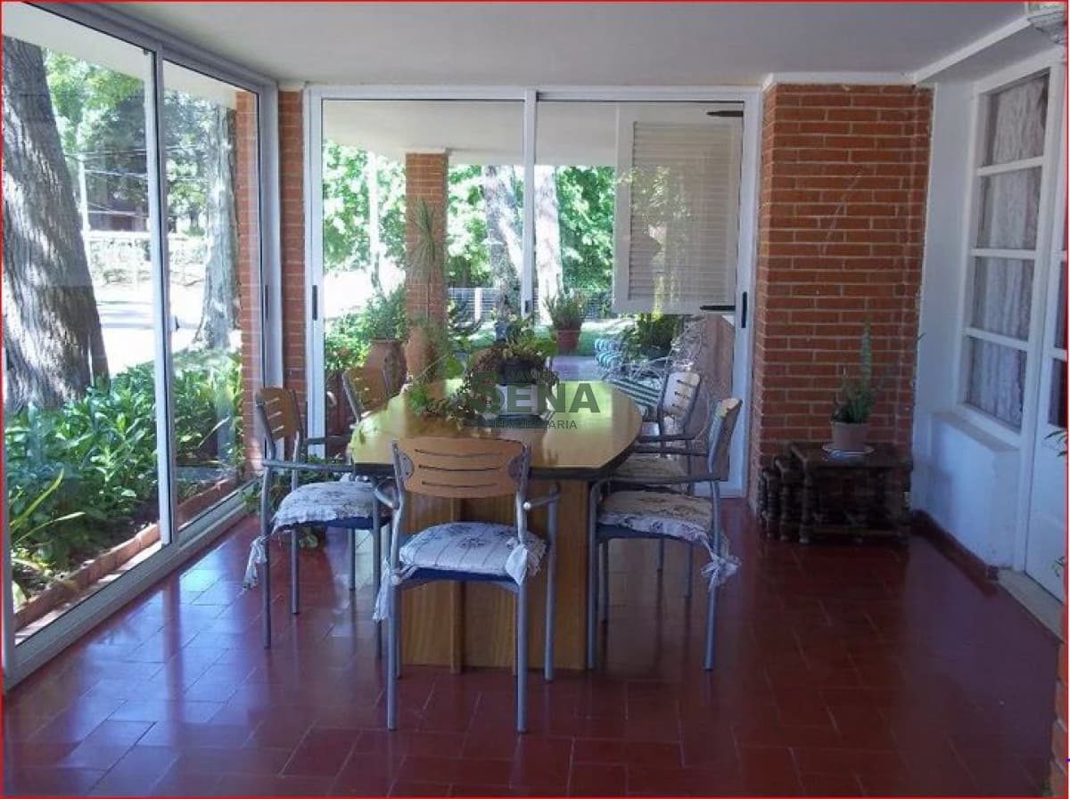 Alquiler de casa en la Mansa, 5 dormitorios, 4 baños, buen parque.