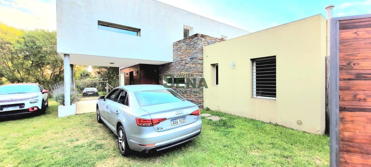 venta y Alquiler de casa en Brio Marly, 4 dormitorios, 3 baños, piscina, lindo parque.