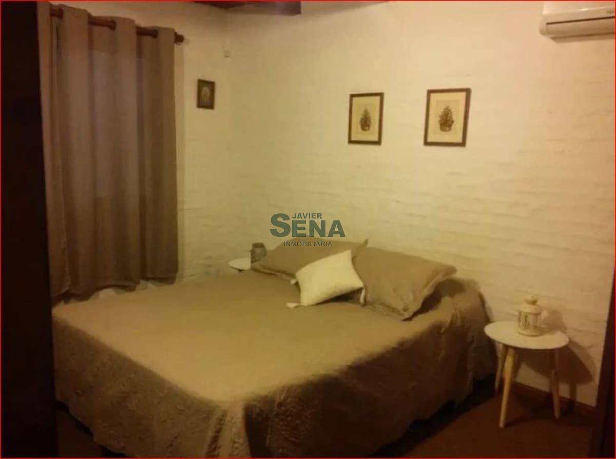 Venta de casa en Jardines de Cordoba, 3 dormitorios, 2 baños, lindo lugar.-