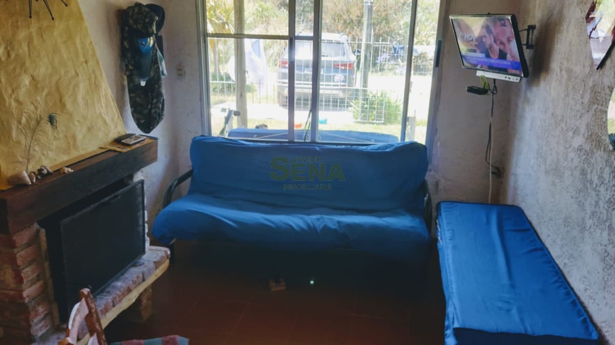 Venta de casa en Brio. Buenos Aires, de 2 dorm, baño, buen parque.