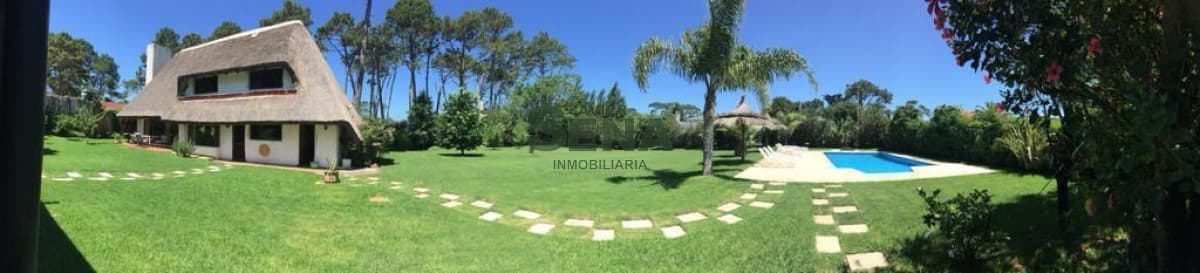 Venta y alquiler en Berverly  Hills, 3 dormitorios, 3 baños, gran terreno.