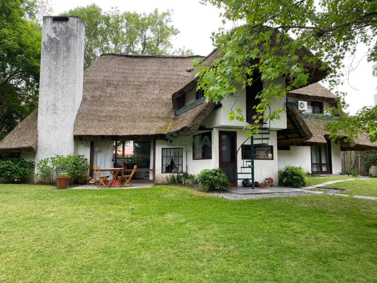 Venta de hermosa casa en Rincon del Indio, 3 dormi, 2 baños, cerca del mar.