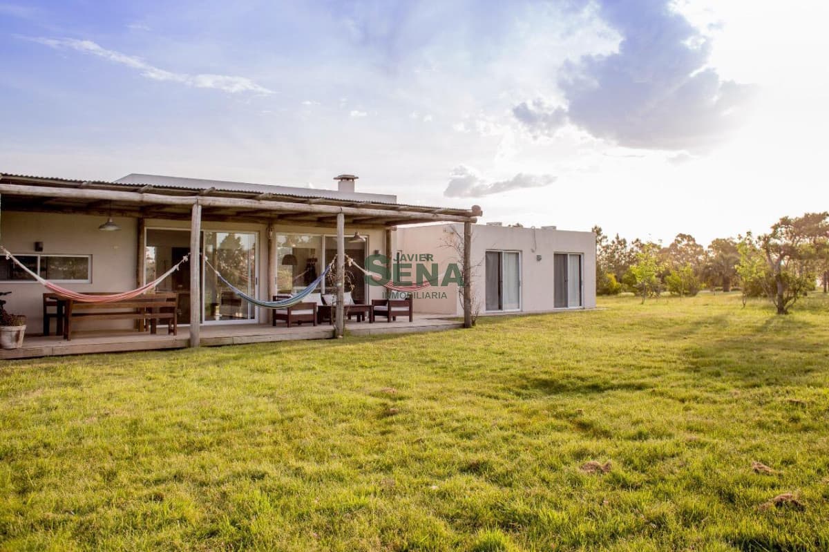 Alquiler y venta de casa barrio privado cerca de Fasano, dormitorios.