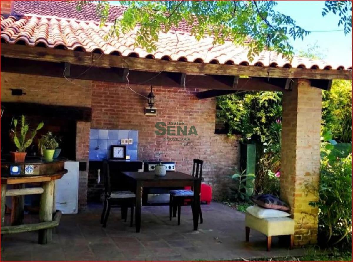 Alquiler y venta de casa en Jardines de Cordoba, 3 dormitoriuos, baño, linda propiedad con buen jardin.