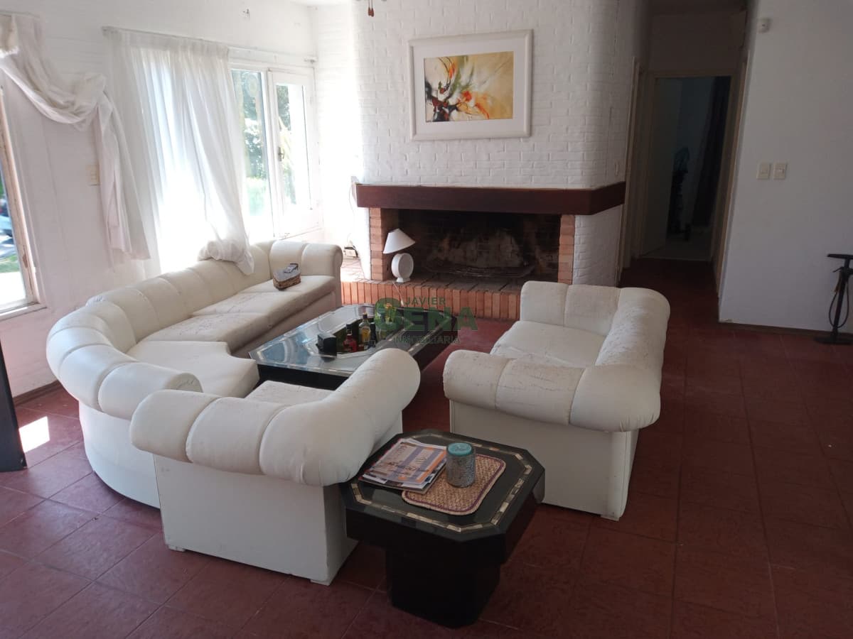 Alquiler de casa en barrio lugano, 4 dormitorios, 3 baños, barbacoa con baño.