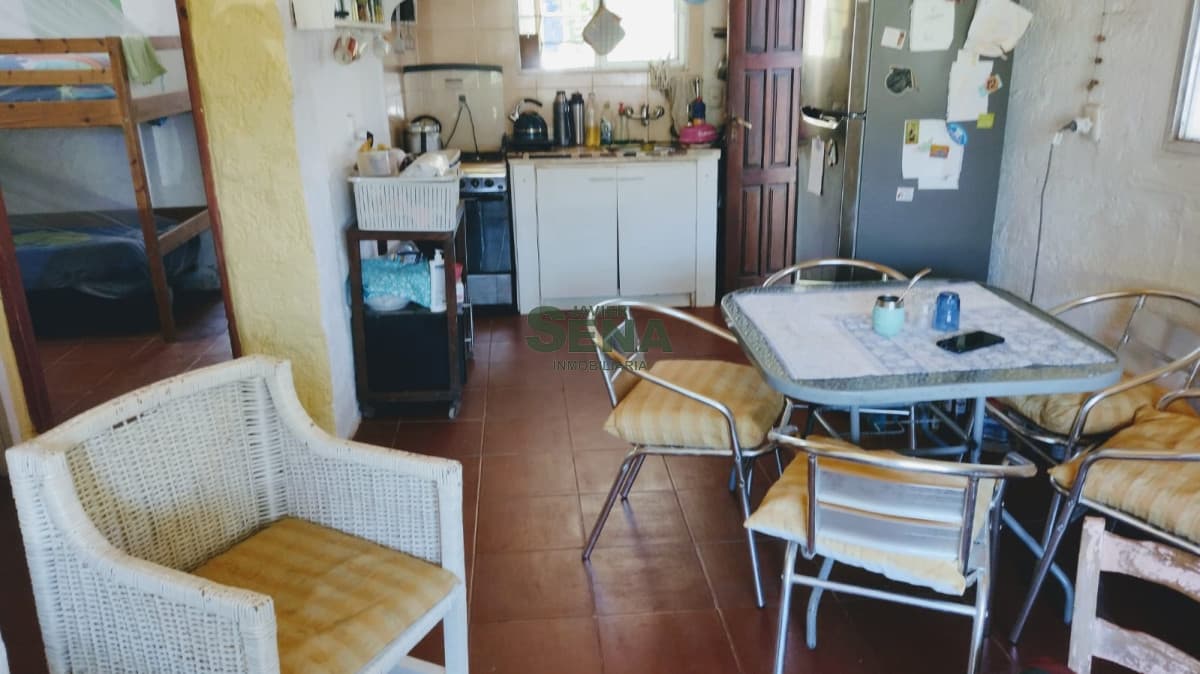 Venta de casa en Brio. Buenos Aires, de 2 dorm, baño, buen parque.