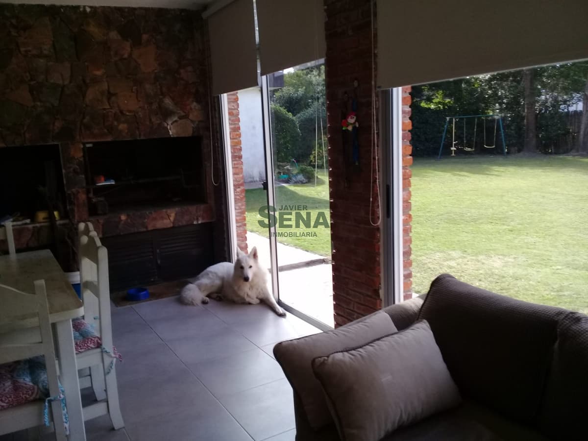 Alquiler de Casa en Pinares 4 dormitorios, 2 baños, a 2 cuadras del mar