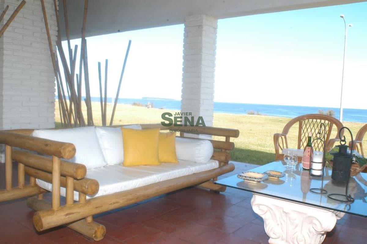 Venta y alquiler de Casa en Mansa, 5 dormitorios , 3 baños, frente al mar.