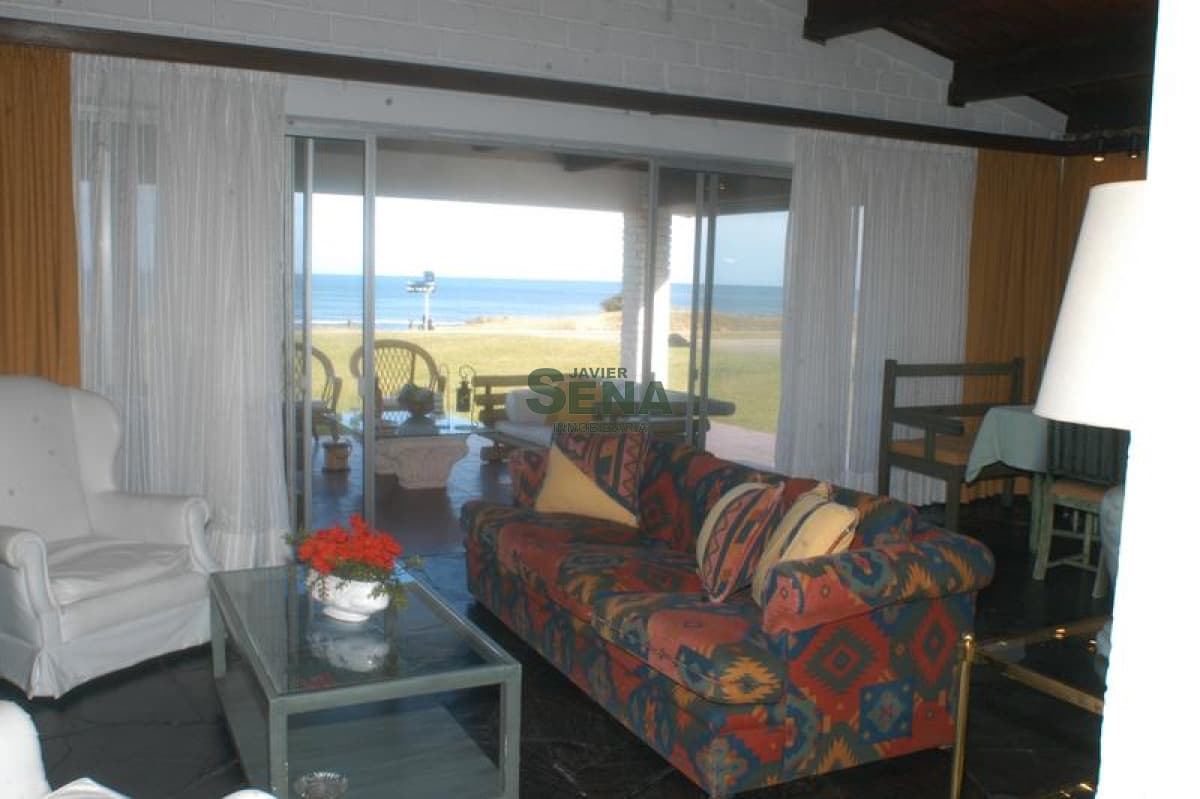 Venta y alquiler de Casa en Mansa, 5 dormitorios , 3 baños, frente al mar.