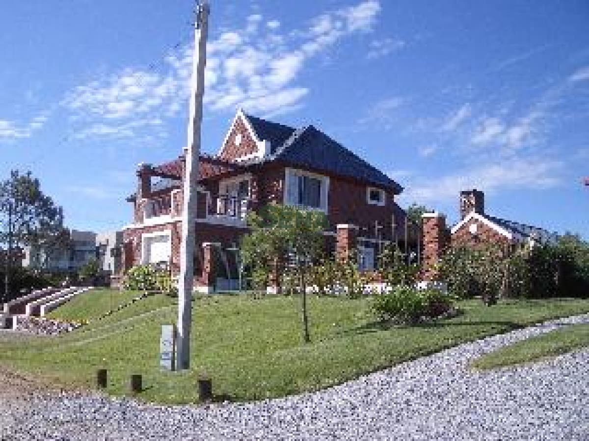 Venta de casa en Portezuelo, 3 dormitorios, 3 baños , a pasos del mar.