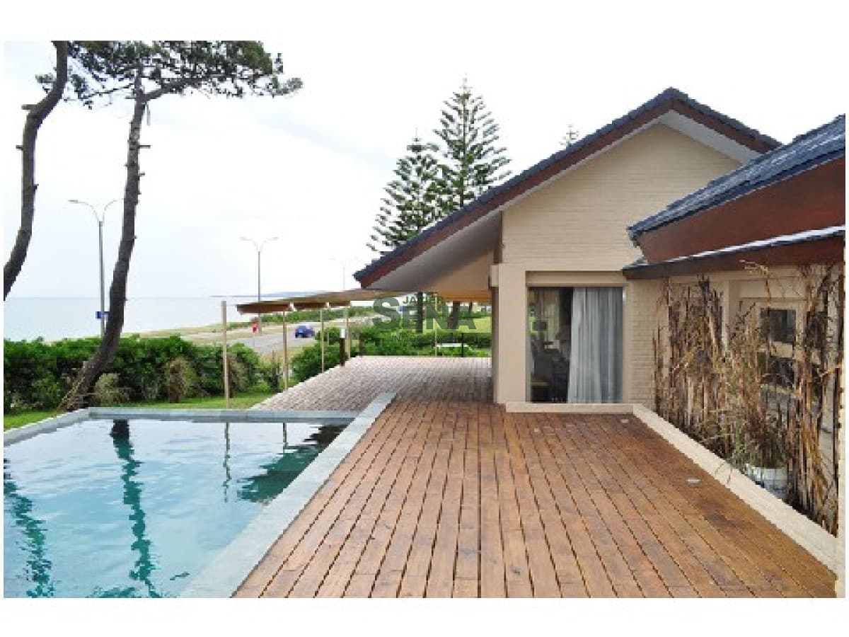 Venta de casa en la Mansa, Chalet frente al Mar, y 4 pisos.