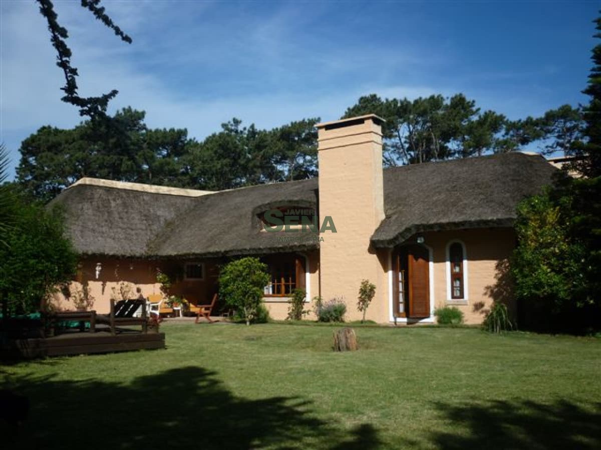Venta y alquiler de Cabaña en Jardines de Cordoba, 4 dormitorios, cerca de colegios.