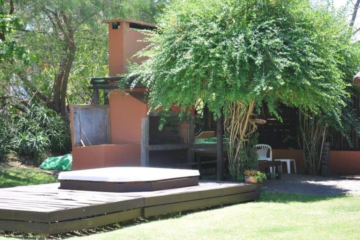 Venta y alquiler de Cabaña en Jardines de Cordoba, 4 dormitorios, cerca de colegios.