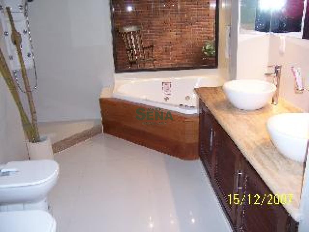 Venta y alquiler de casa en la Mansa, 5 dormitorios, 4 baños, 2 cuadras del mar.