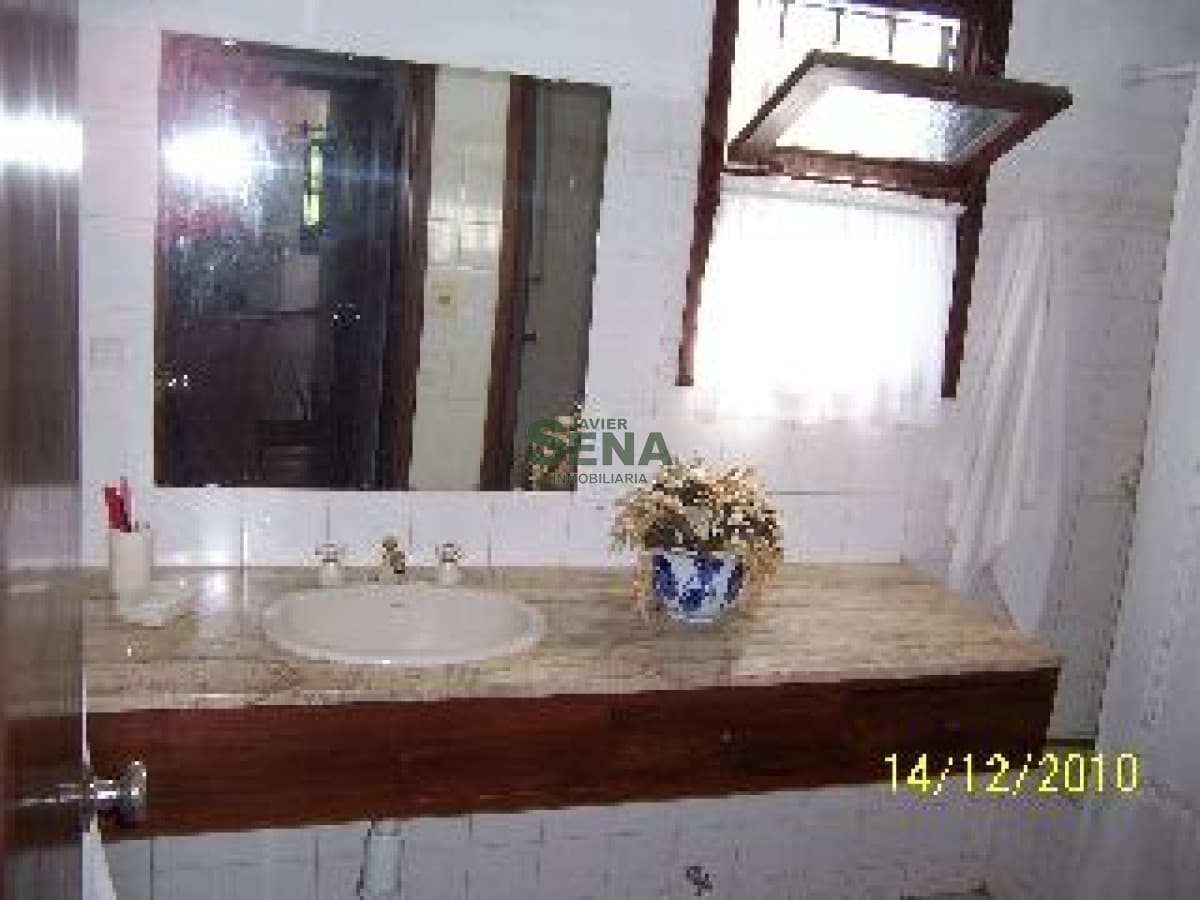 Alquiler de Casa en Pinares, 4 dormitorios, 2 baños, buen lugar  *