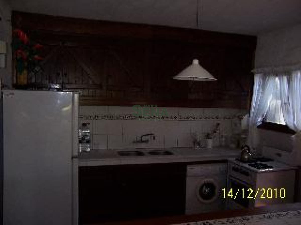 Alquiler de Casa en Pinares, 4 dormitorios, 2 baños, buen lugar  *