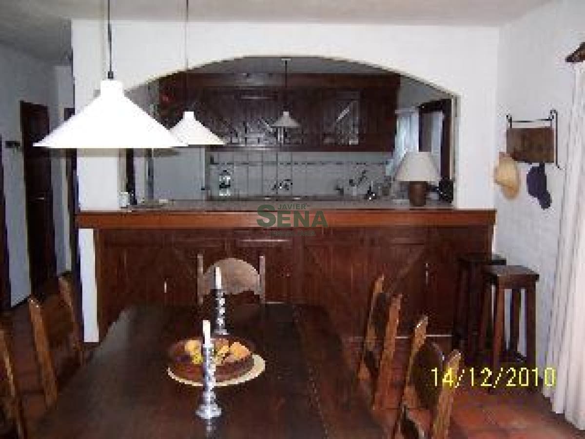Alquiler de Casa en Pinares, 4 dormitorios, 2 baños, buen lugar  *