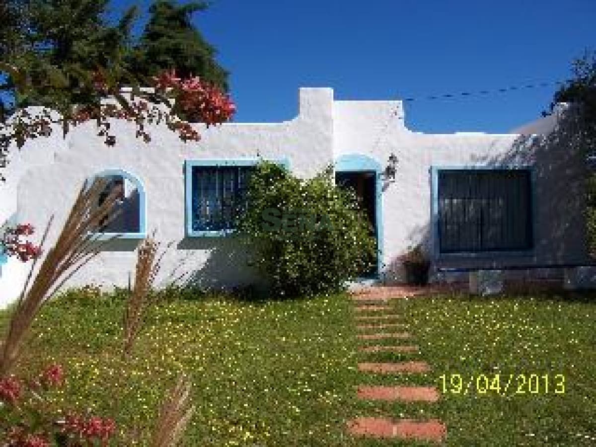 Alquiler y venta de casa en Rincon del Indio, 3 dormitorios, 2 baños, cerca del mar.