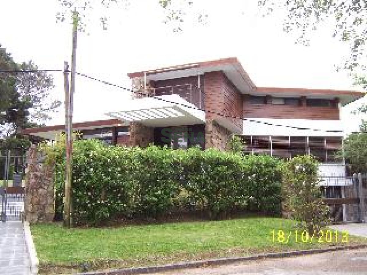 Mansa, 4 dormitorios, 6 baños, gran parque y parrillero.