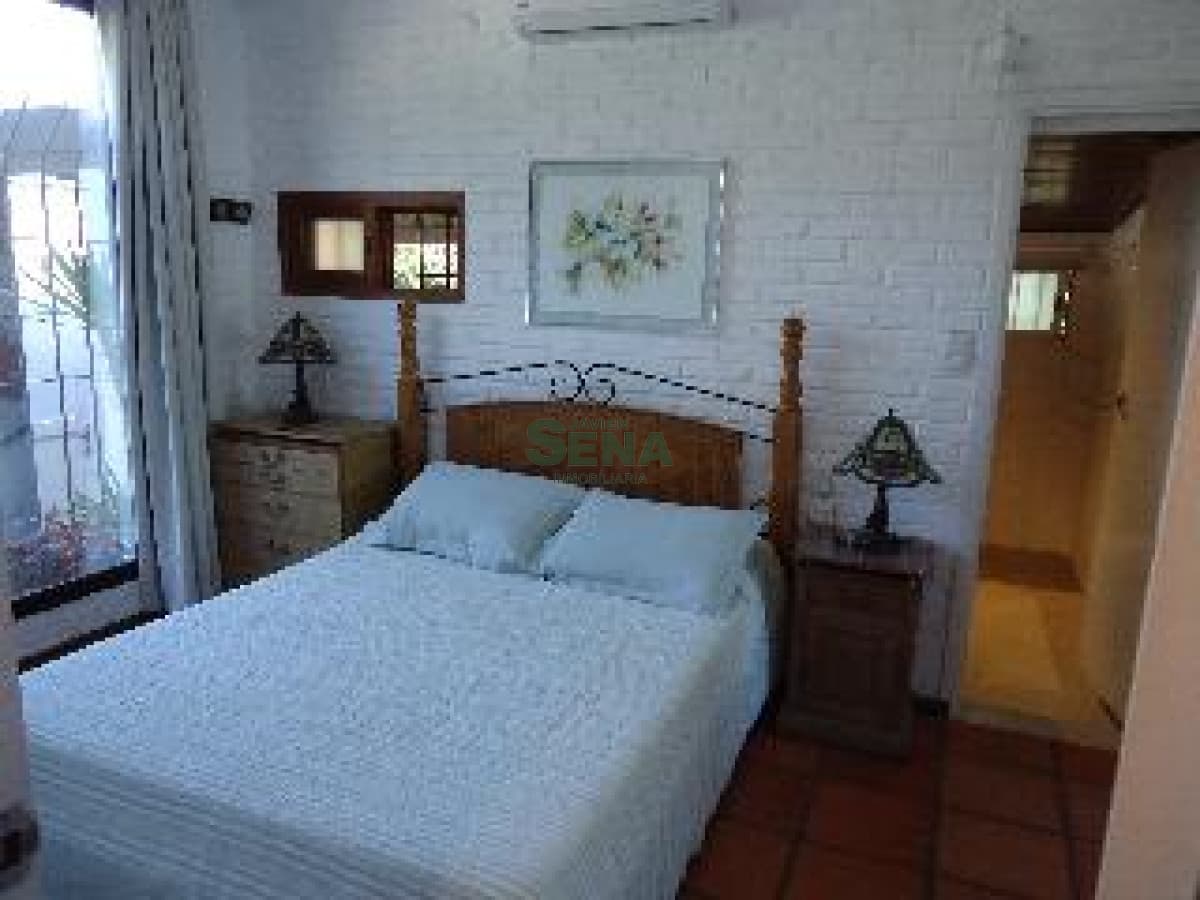 Venta y Alquiler en la Mansa, 3 dormitorios, 4 baños, cerca del mar.