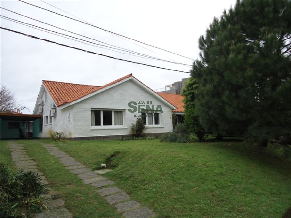 Venta de casa en la Mansa, 4 dormitorio, lindo lugar y buena construccion a pasos del mar