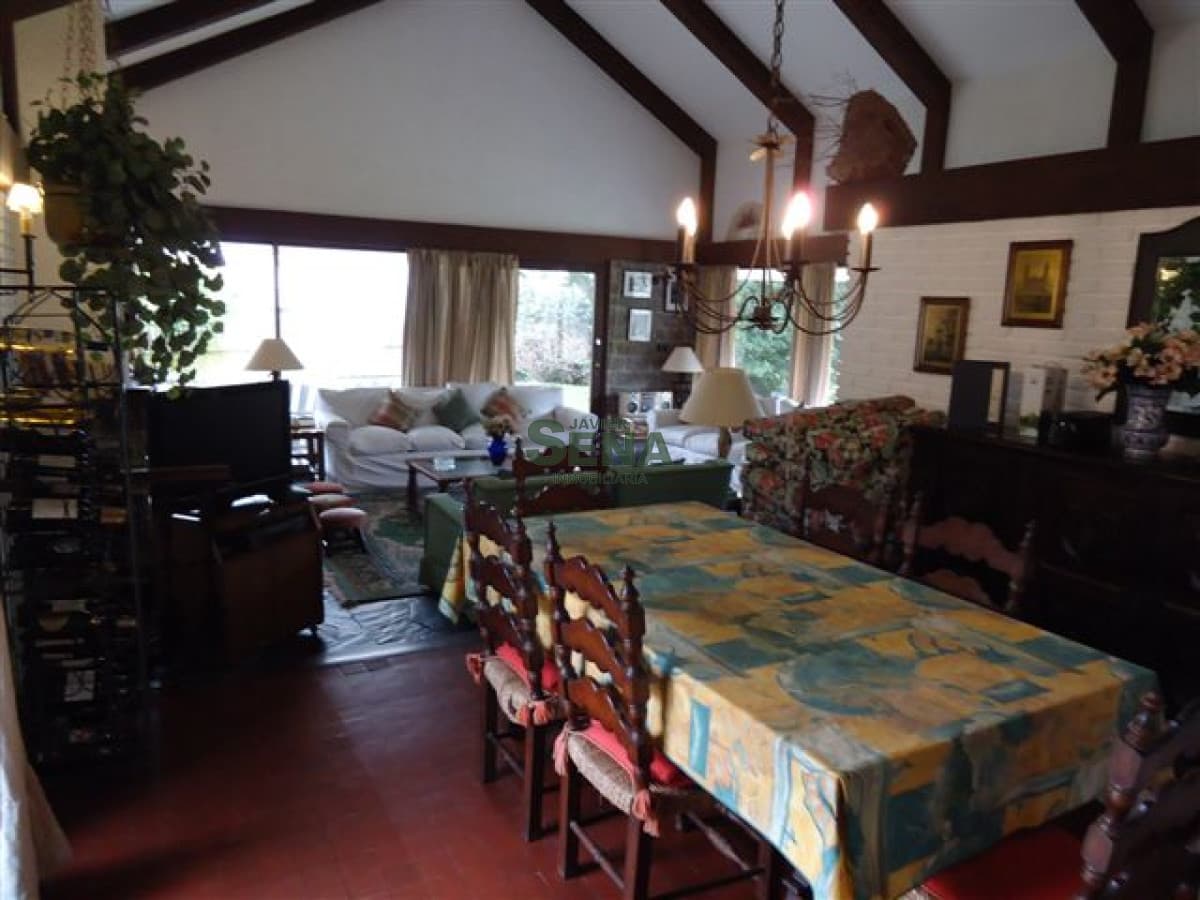 Venta de casa en la Mansa, 4 dormitorio, lindo lugar y buena construccion a pasos del mar