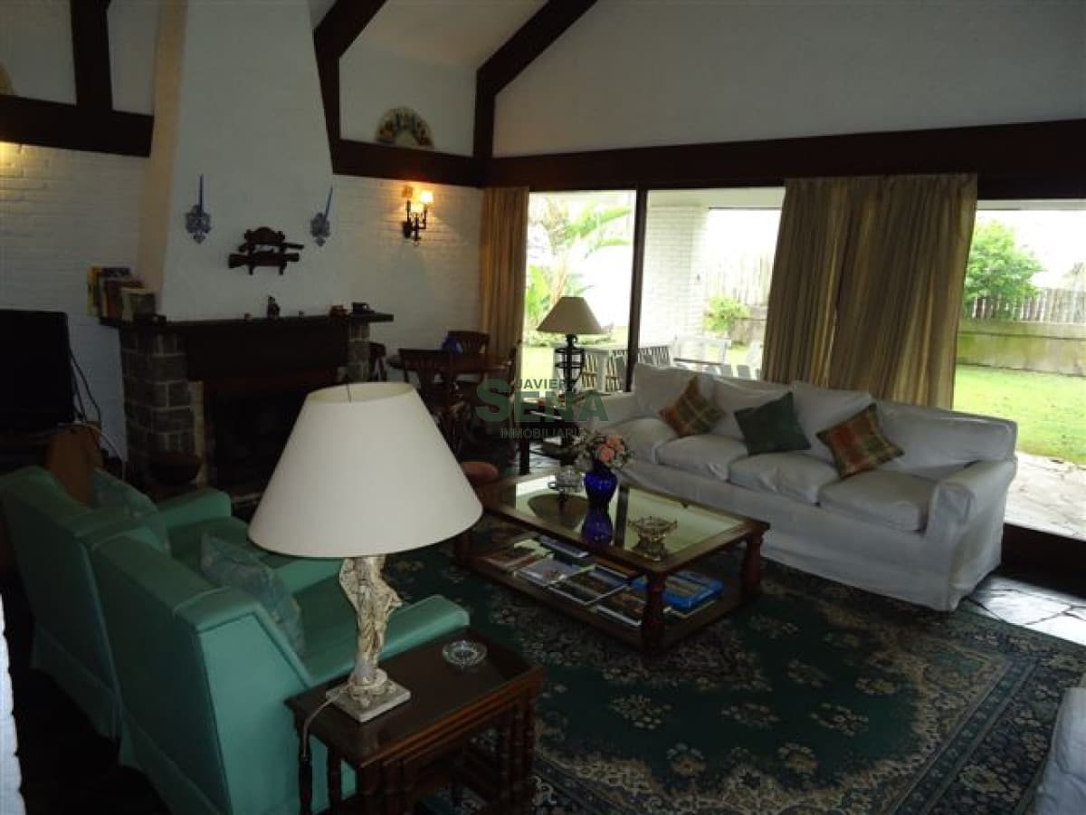 Venta de casa en la Mansa, 4 dormitorio, lindo lugar y buena construccion a pasos del mar