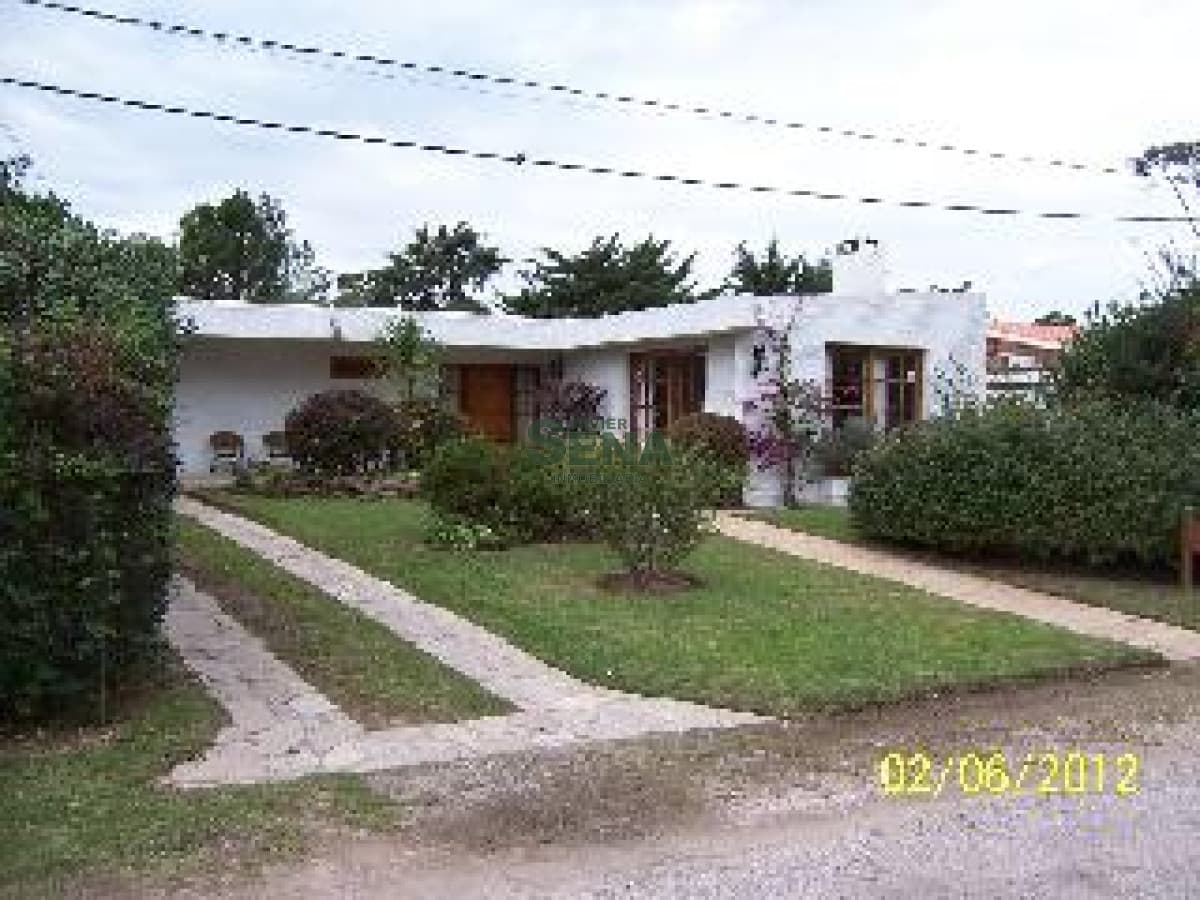 Venta de Casa en Pinares. 3 dormitorios,  2 baños,  664M2, 173m2 construidos
