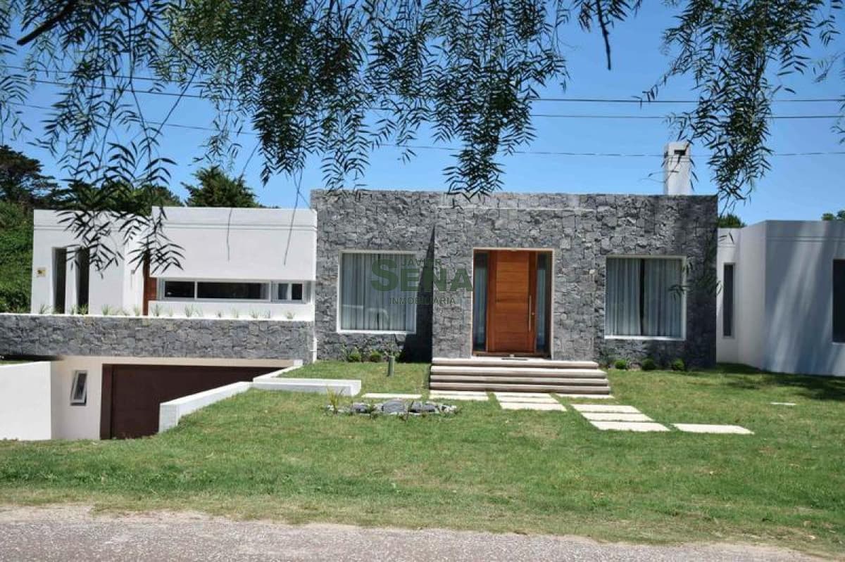 Venta de Chalet, Beverly Hills, 3 Dormitorios, 3 baños, 300 construidos