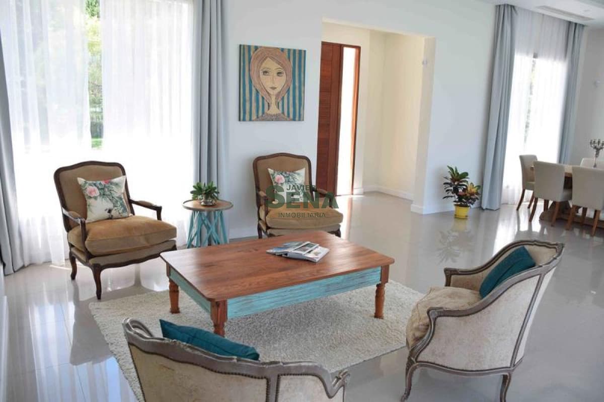 Venta de Chalet, Beverly Hills, 3 Dormitorios, 3 baños, 300 construidos