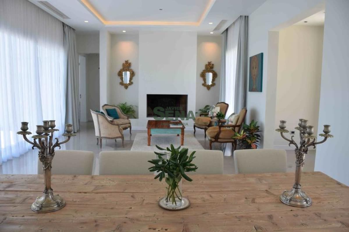 Venta de Chalet, Beverly Hills, 3 Dormitorios, 3 baños, 300 construidos