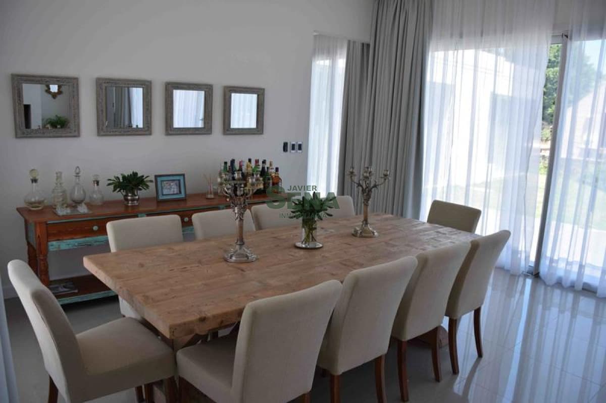 Venta de Chalet, Beverly Hills, 3 Dormitorios, 3 baños, 300 construidos